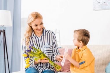 sevimli oğlu anne buket ve kartpostal Anneler gününde hediye