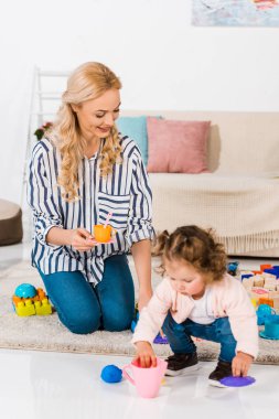 mutlu anne ve kızı ile plastik bardak oynarken