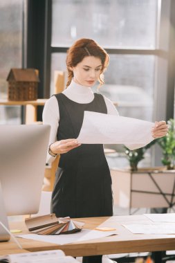 planları ile office işyerinde çalışan kadın mimar