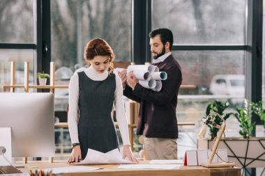 iki mimar modern ofis planları ile çalışma