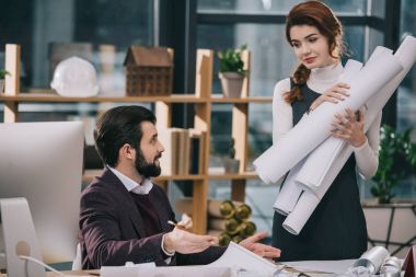 tartışmak ve planları ofisteki çalımakta iki mimarlar
