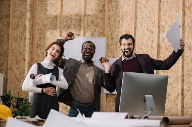 Mimarlar modern ofis kağıtları ile çok ırklı celebrative takım