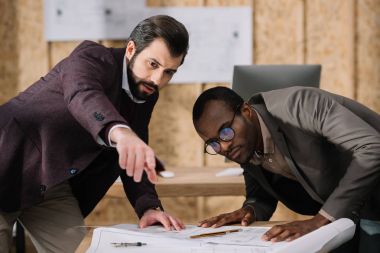 genç çok ırklı mimar mimari planlar tartışıyor