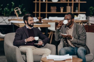 kahve ile koltukları oturan başarılı iş adamları