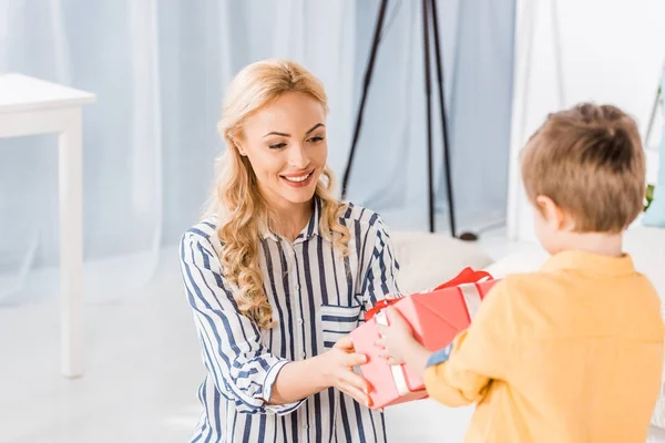 Mãe Sorridente Presenteando Pequeno Filho Casa — Fotografia de Stock