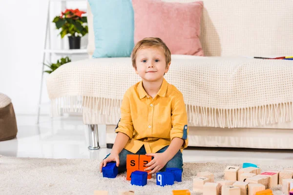 Niño Mirando Cámara Mientras Juega Con Juguetes Casa — Foto de Stock