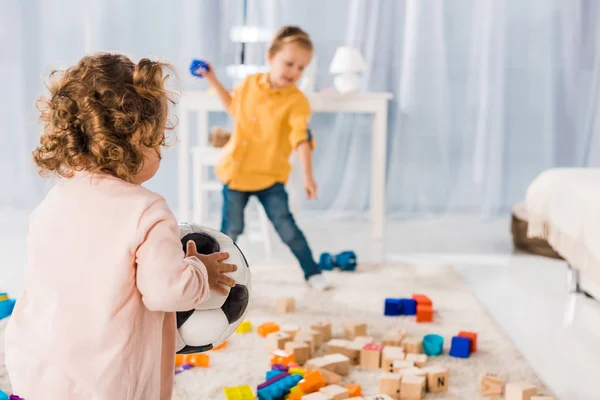 Syskon Som Leker Med Leksaker Vardagsrummet — Stockfoto