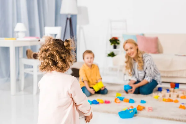 Vista Posteriore Figlia Andando Madre Fratello — Foto Stock