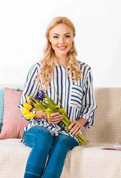 Imagen Recortada Mujer Feliz Sosteniendo Ramo Flores Las Manos — Foto de stock gratis