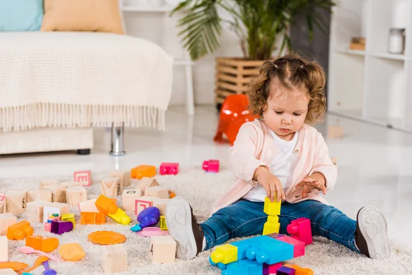 Entzückendes Kind Das Mit Plastikklötzen Auf Dem Boden Spielt — Stockfoto