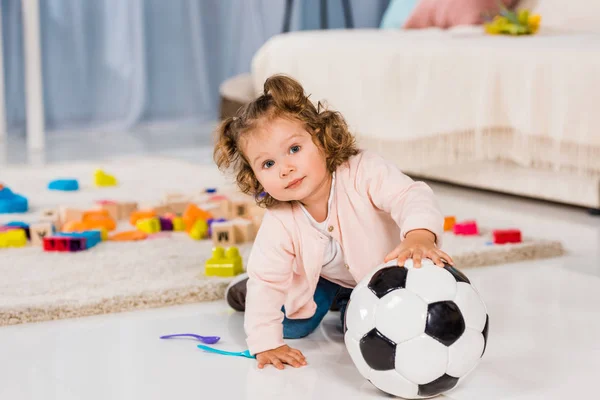 Adorable Enfant Jouer Avec Ballon Football — Photo