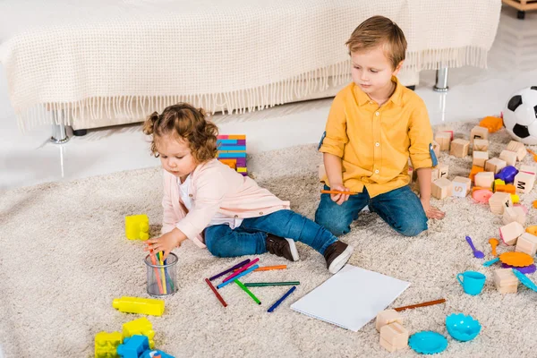 Irmãos Adoráveis Jogando Chão Com Lápis Cor — Fotografia de Stock