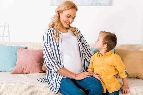Sonriente Embarazada Madre Hijo Mirándose —  Fotos de Stock
