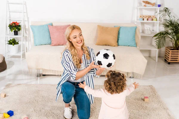 Visão Alto Ângulo Mãe Feliz Filha Brincando Com Bola Futebol — Fotografia de Stock