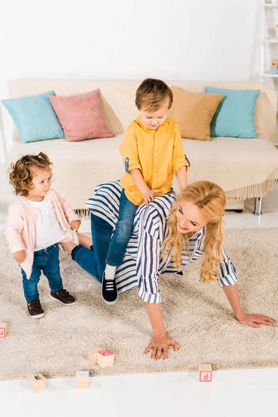 Glückliche Mutter Spielt Mit Entzückenden Kleinen Kindern Hause — Stockfoto