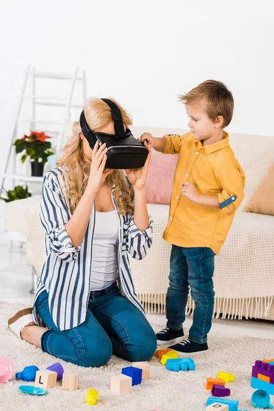 Bonito Pequeno Filho Olhando Para Mãe Usando Realidade Virtual Headset — Fotos gratuitas