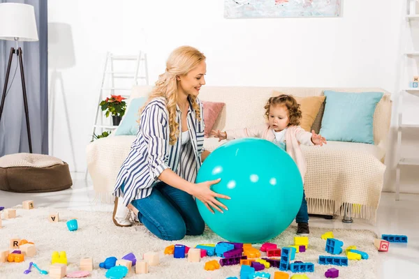Счастливая Мама Милая Маленькая Дочка Играют Мячом Разноцветными Блоками Дома — стоковое фото