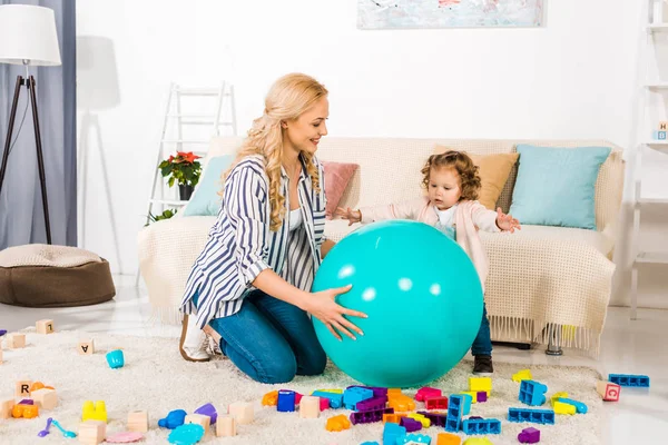 Šťastný Matka Roztomilá Malá Dcera Hraje Fit Ball Barevné Bloky — Stock fotografie