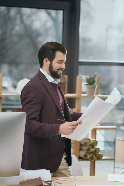 Arquitecto Guapo Mirando Plano Oficina Moderna — Foto de Stock