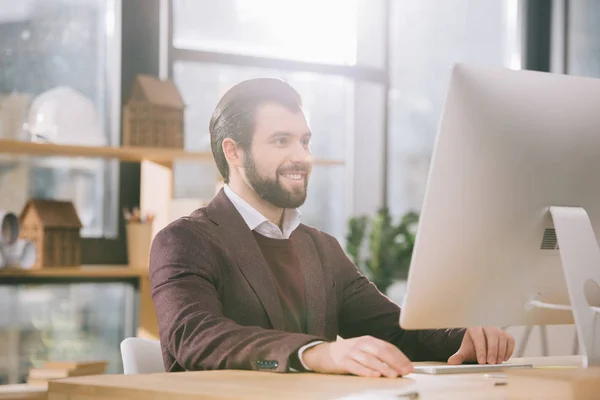 Stilig Arkitekt Arbetar Med Dator Kontor Med Bakgrundsbelyst — Stockfoto