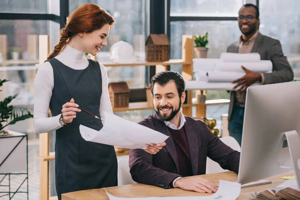 Arquitectos Multiétnicos Discutiendo Planos Mientras Trabajan Con Computadora Oficina Moderna —  Fotos de Stock