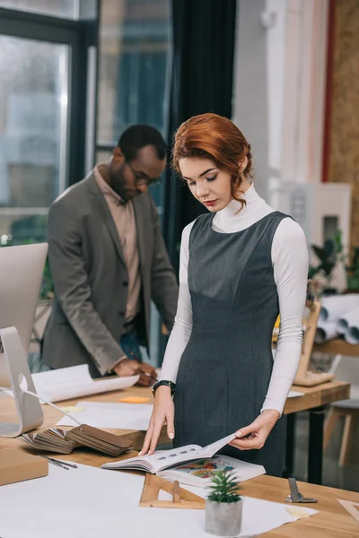 Female Architect Working Office African American Colleague — Stock Photo, Image