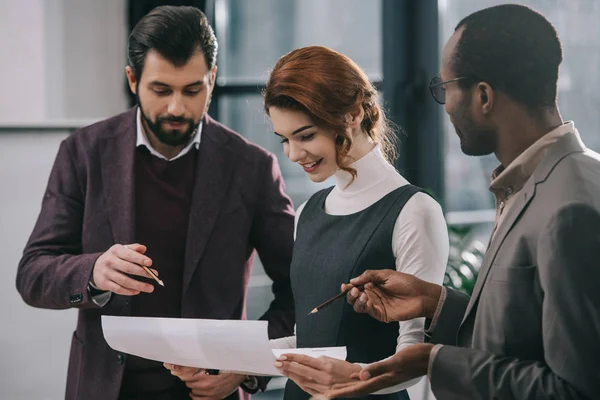 Modern Ofis Bina Planında Tartışırken Çok Irklı Mimarlar — Stok fotoğraf