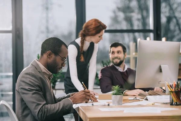 Arquitectos Multiétnicos Que Trabajan Con Planos Computadoras Oficina — Foto de Stock