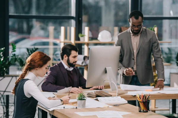 Architetti Multietnici Che Lavorano Con Computer Piani Costruzione Ufficio — Foto Stock