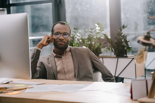 Bonito Africano Americano Empresário Sentado Local Trabalho Olhando Para Câmera — Fotografia de Stock