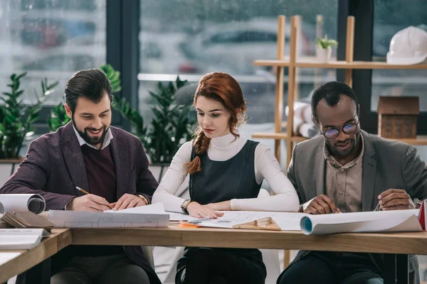 Feliz Jovem Equipe Arquitetos Workign Escritório — Fotografia de Stock