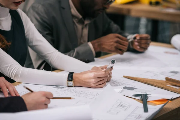 Tiro Recortado Arquitetos Desenhando Planos Construção Juntos — Fotografia de Stock