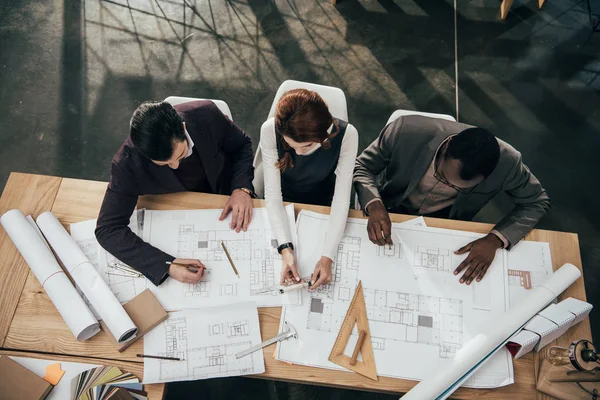 Hoge Hoekmening Van Team Van Architecten Samen Met Plannen Kantoor — Stockfoto