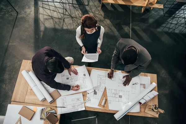 Vista Alto Angolo Del Team Architetti Che Lavorano Ufficio — Foto Stock