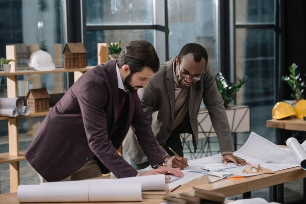 Jóvenes Arquitectos Enfocados Dibujando Planos Arquitectónicos Juntos — Foto de Stock