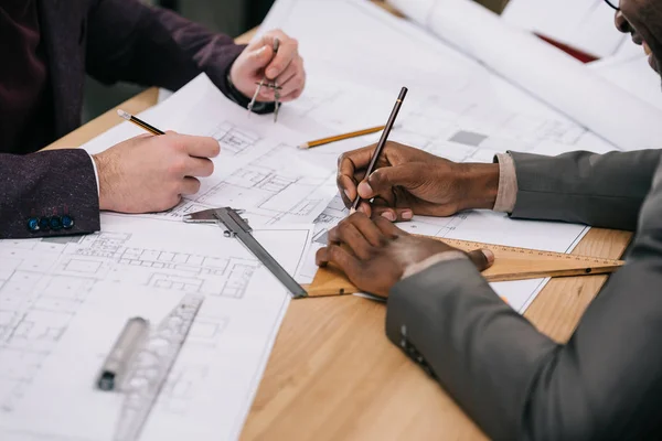 Tiro Recortado Arquitetos Desenhando Planos Arquitetônicos Juntos — Fotografia de Stock