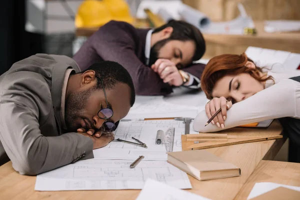 Equipo Multiétnico Arquitectos Que Duermen Oficina — Foto de Stock