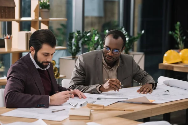 Jovens Arquitetos Multiétnicos Desenhando Planos Arquitetônicos Juntos — Fotografia de Stock