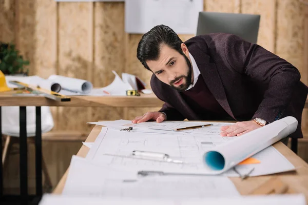 Jovem Arquiteto Surpreso Descobrir Planos Construção — Fotografia de Stock Grátis