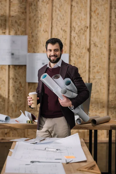 Joven Arquitecto Con Café Para Llevar Planos Enrollados Lugar Trabajo — Foto de Stock