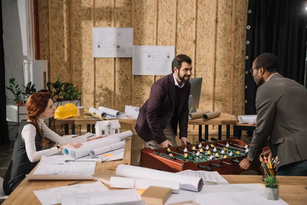 近代的なオフィスでテーブル フットボールをプレーの若手建築家のハイアングル — ストック写真