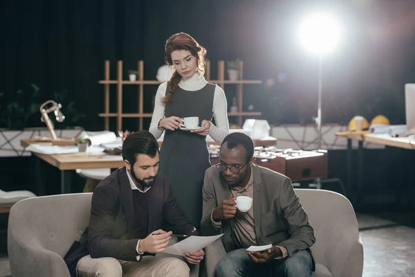 Young Multiethnic Businesspeople Working Together Drinking Coffee — Stock Photo, Image