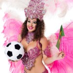 Femme souriante en costume de carnaval tenant ballon de football et drapeau brésilien, isolé sur blanc