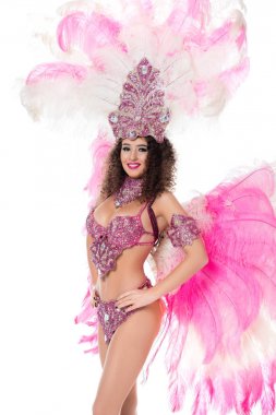 gülümseyen kadın pembe tüylü karnaval kılık poz, üzerinde beyaz izole