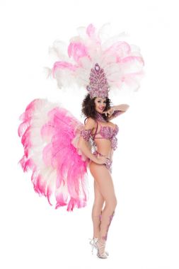 gülümseyen kadın pembe tüylü karnaval kılık poz, üzerinde beyaz izole