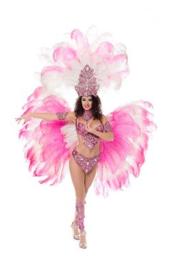 gülümseyen kadın pembe tüylü karnaval kılık dans, üzerinde beyaz izole