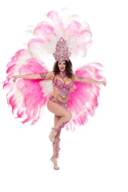 neşeli kız pembe tüylü, beyaz izole karnaval kılık poz