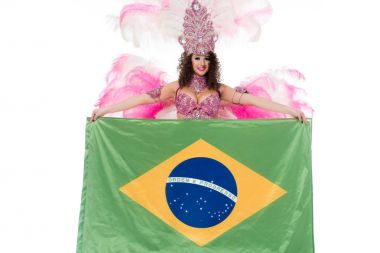 Pembe Tüylü karnaval kılık parlak kadın büyük beyaz izole Brasil bayrağı tutar