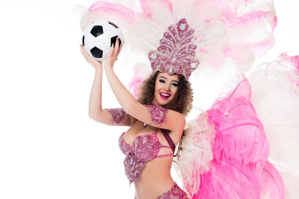 妇女在狂欢节服装与粉红色的羽毛举行足球 孤立的白色 — 图库照片