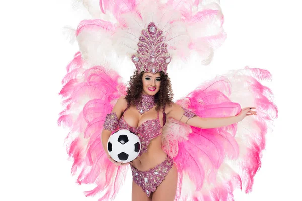 Mujer Traje Carnaval Con Plumas Rosas Sosteniendo Pelota Fútbol Aislado — Foto de stock gratis